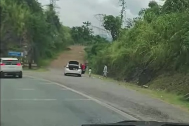 Tài xế hồn nhiên dừng xe trước đường cứu nạn