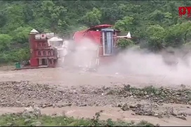 Tòa nhà của đại học Ấn Độ đổ sập do mưa lớn