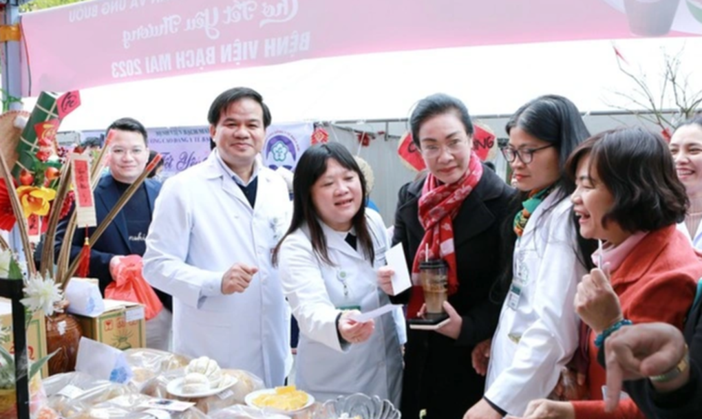 Tấp nập gian hàng 0 đồng cho hàng nghìn bệnh nhân - 1 Tấp nập gian hàng 0 đồng cho hàng nghìn bệnh nhân - 1