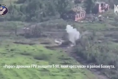 Ukraine phóng UAV "thần lửa" ngăn Nga giải cứu siêu tăng T-90