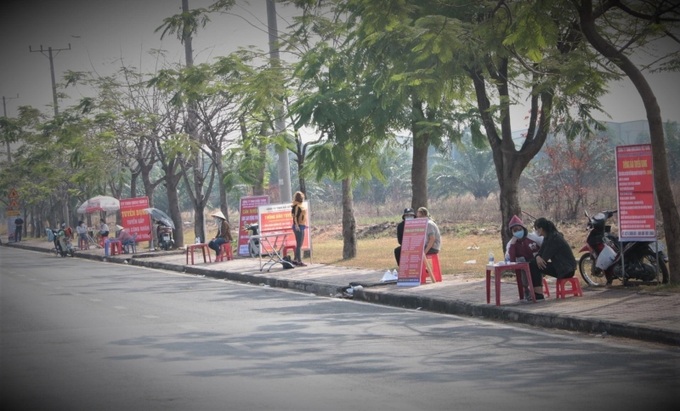 Nhiều doanh nghiệp ra đường để tuyển dụng lao động.