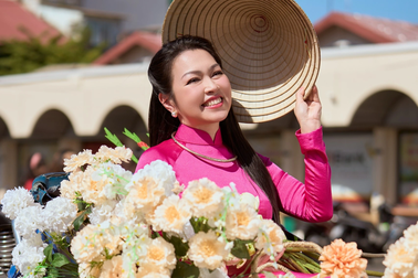 Út Trong "Đất phương Nam" hiếm hoi lộ diện, khoe dáng với áo dài trên phố