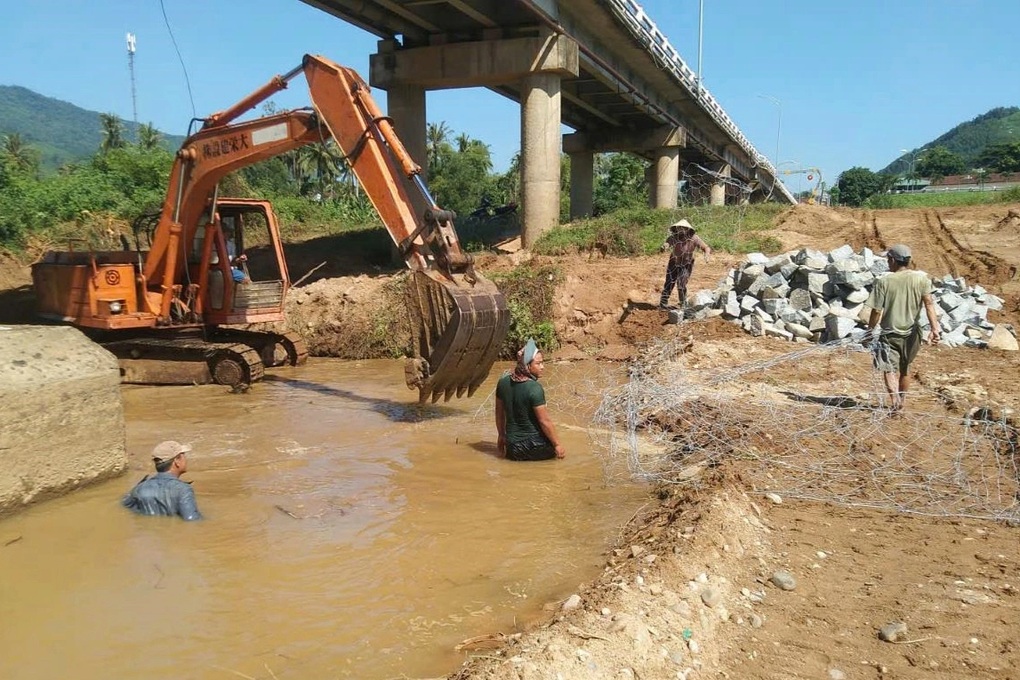 Cầu bắc qua sông Kôn bị xói lở, lộ 11 móng trụ - 3 Cầu bắc qua sông Kôn bị xói lở, lộ 11 móng trụ - 3