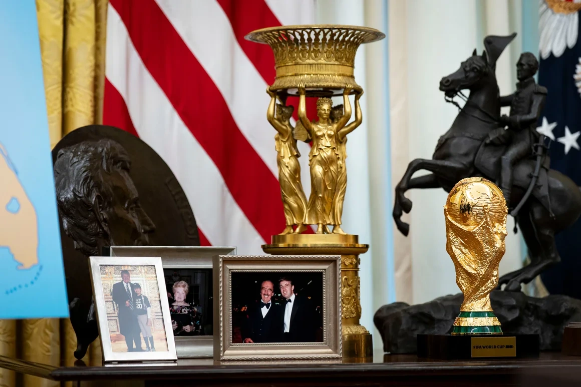 Tổng thống Trump lột xác Nhà Trắng, dát vàng phòng Bầu dục - 7 Tổng thống Trump lột xác Nhà Trắng, dát vàng phòng Bầu dục - 7