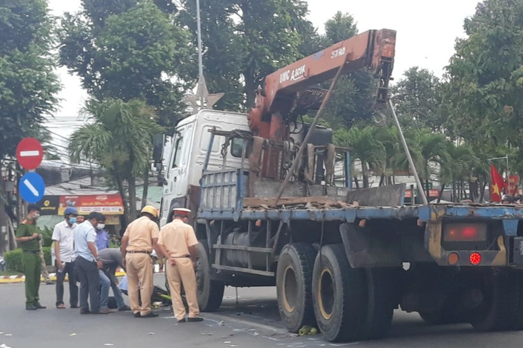 Nam sinh lớp 12 chết thảm dưới bánh xe tải trên đường đi học - 1 Nam sinh lớp 12 chết thảm dưới bánh xe tải trên đường đi học - 1