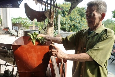 Lão nông 82 tuổi và máy nông nghiệp 5 trong 1   