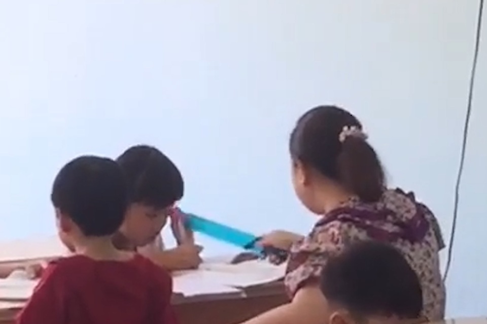 Quảng Ngãi: Xác minh clip bé gái bị cô giáo quát, dùng thước đánh liên tiếp - 1 Quảng Ngãi: Xác minh clip bé gái bị cô giáo quát, dùng thước đánh liên tiếp - 1