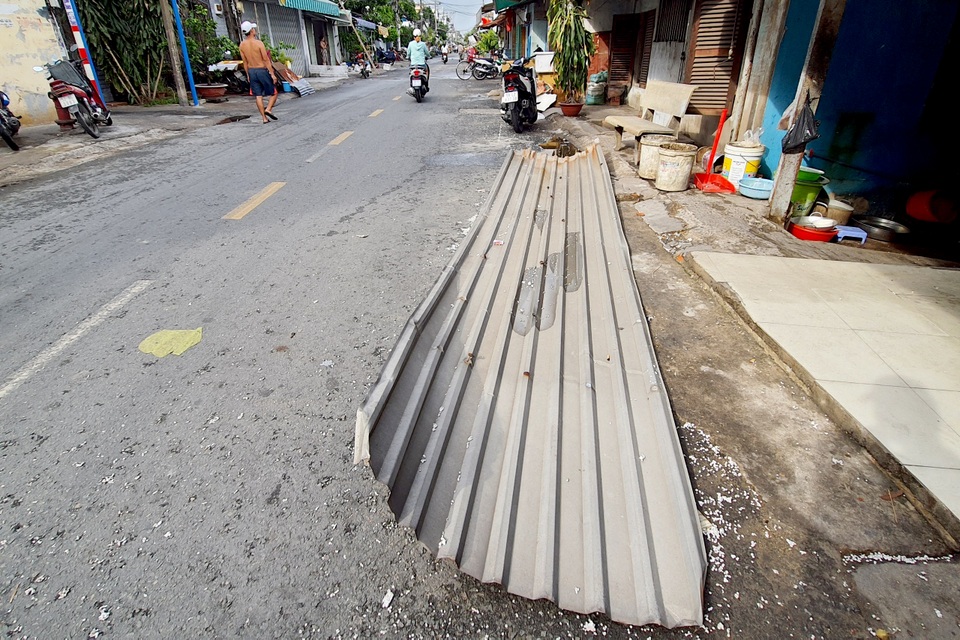 TPHCM: Giông lốc cuốn phăng mái tôn hàng loạt căn nhà - 4 TPHCM: Giông lốc cuốn phăng mái tôn hàng loạt căn nhà - 4