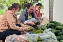 Người dân nấu ăn tiếp sức lực lượng làm nhiệm vụ ở Đắk Lắk