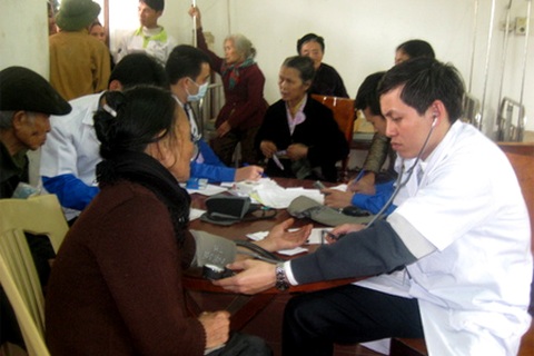 Blouse trắng ngược núi chăm lo sức khỏe đồng bào