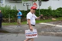 Cử tri duy nhất ủng hộ Trump giữa khu phố nhà Clinton