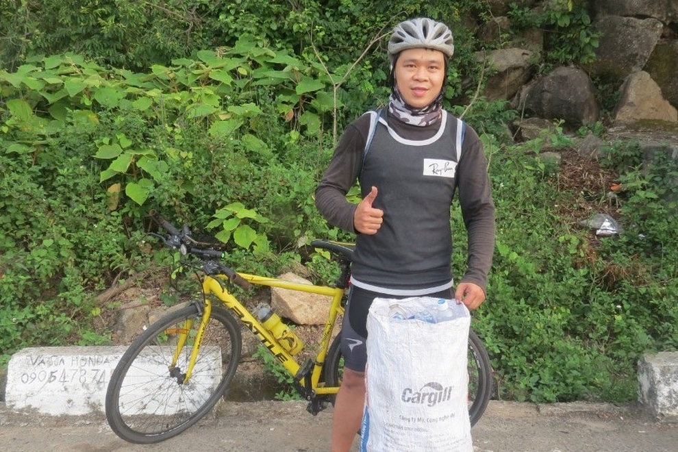 Chàng trai đạp xe nhặt rác, lấy ve chai làm từ thiện - 2 Chàng trai đạp xe nhặt rác, lấy ve chai làm từ thiện - 2