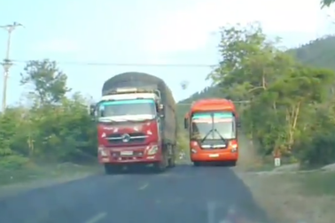 Hoảng hồn khi đối đầu xe khách vượt ẩu