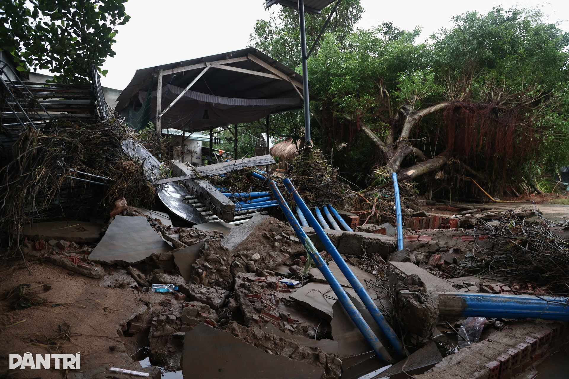 Bàng hoàng sau lũ dữ: Nhà cửa đổ sập, đường xá nứt toác - 2