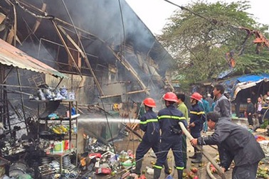Nửa chợ Nhật Tân bị thiêu rụi, thiệt hại gần 10 tỉ đồng