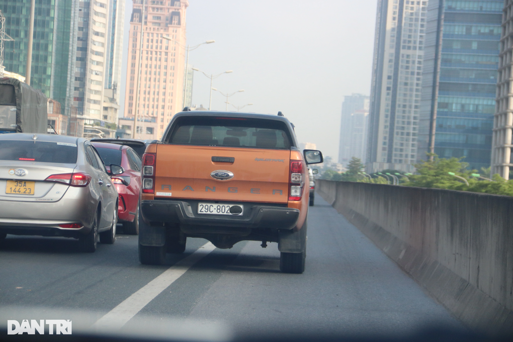 CSGT vừa đi qua, Lexus tạt ngay vào làn khẩn cấp đường Vành đai 3 - 4 CSGT vừa đi qua, Lexus tạt ngay vào làn khẩn cấp đường Vành đai 3 - 4