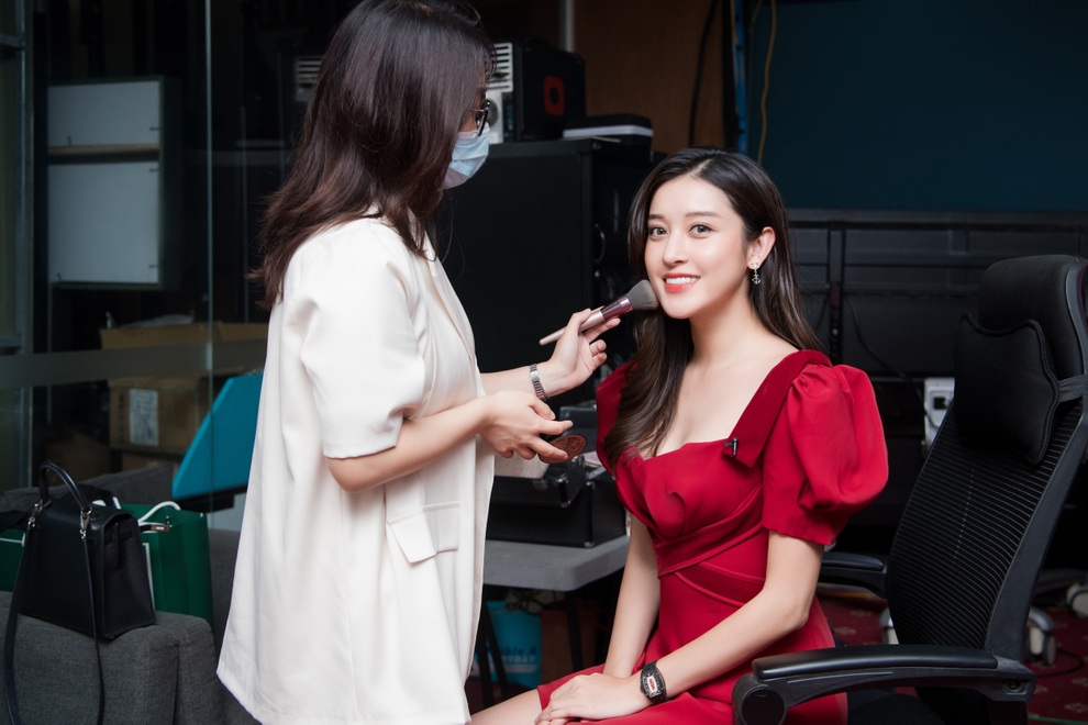 Bi hài sự cố trang phục của Á hậu Huyền My ngày đầu làm MC truyền hình - 4 Bi hài sự cố trang phục của Á hậu Huyền My ngày đầu làm MC truyền hình - 4