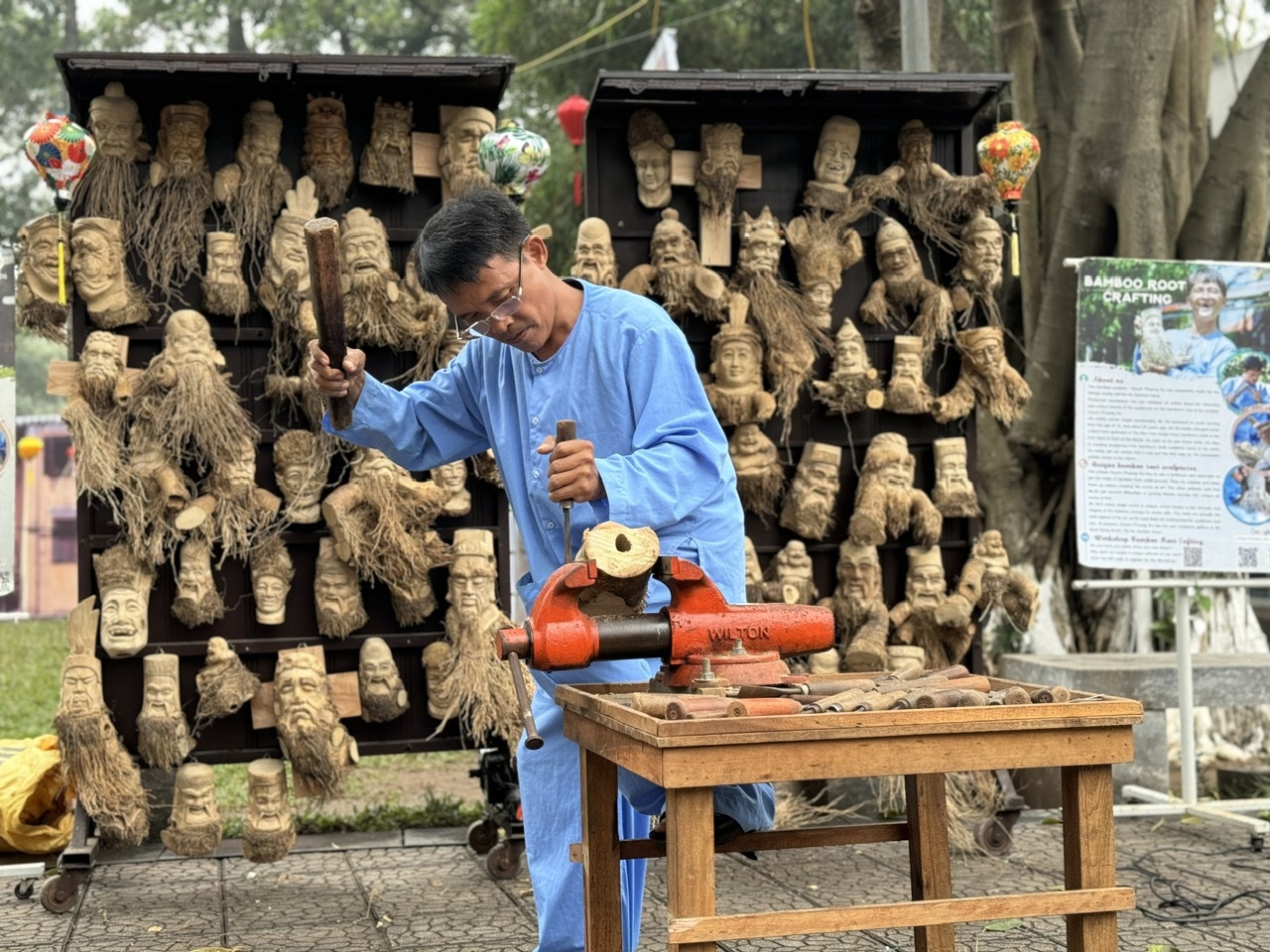 2. Nghệ nhân Huỳnh Phương Đỏ trình diễn điêu khắc gốc tre.jpg 2. Nghệ nhân Huỳnh Phương Đỏ trình diễn điêu khắc gốc tre.jpg