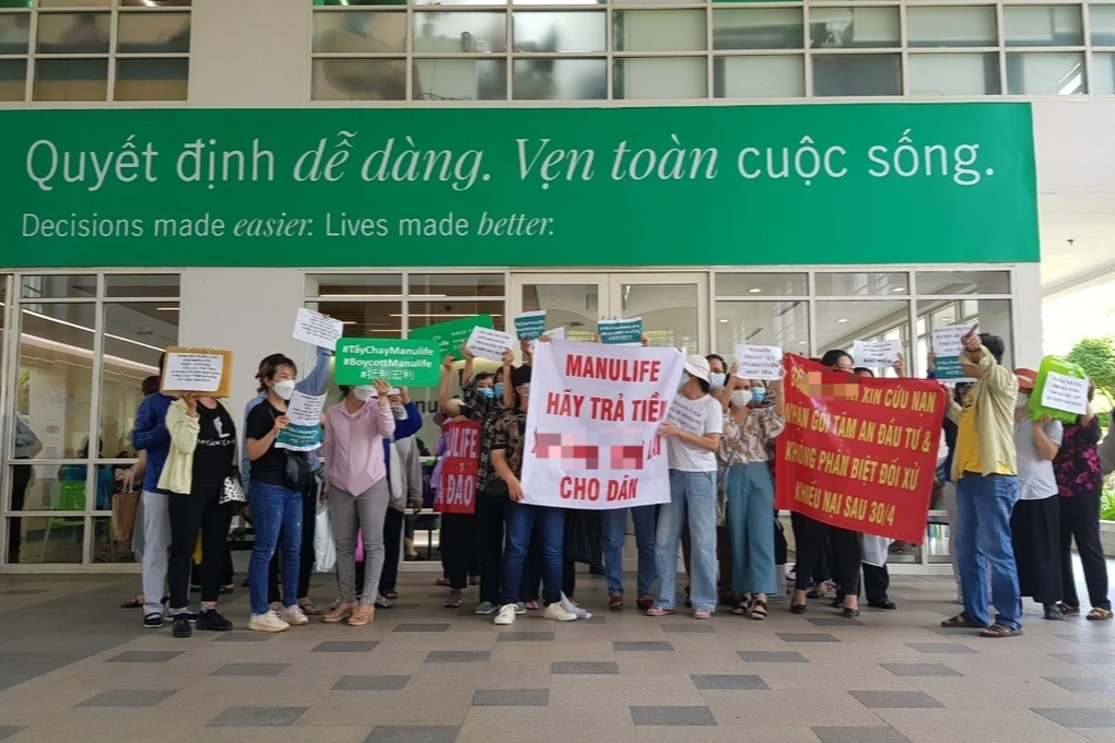 Hàng trăm khách hàng tới trụ sở Manulife đòi quyền lợi - 3 Hàng trăm khách hàng tới trụ sở Manulife đòi quyền lợi - 3