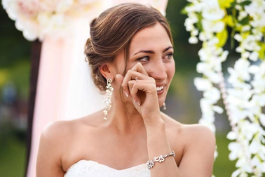 Vì sao chúng ta lại khóc khi hạnh phúc?