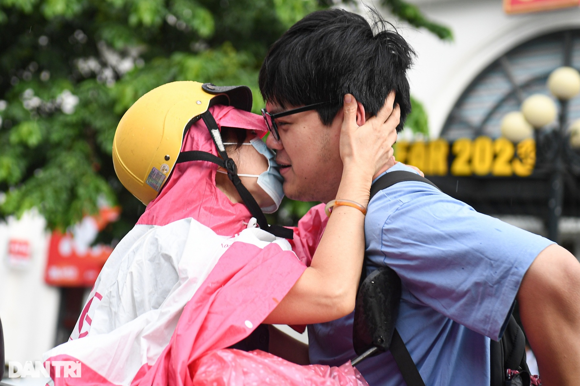 Thí sinh ôm đầu lo lắng, căng thẳng trước giờ thi môn ngữ văn - 6 Thí sinh ôm đầu lo lắng, căng thẳng trước giờ thi môn ngữ văn - 6