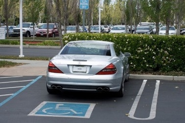 Lý do Steve Jobs luôn dùng ô tô không biển số