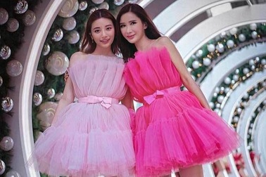 Ngắm cặp mẹ con như chị em sinh đôi