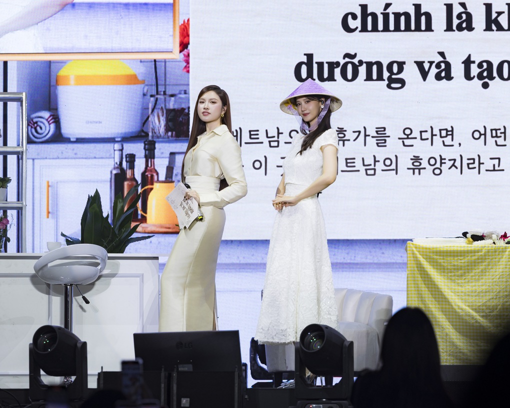Thanh Thanh Huyền hướng dẫn ca sĩ Yoona tạo dáng với nón lá gây sốt - 2 Thanh Thanh Huyền hướng dẫn ca sĩ Yoona tạo dáng với nón lá gây sốt - 2