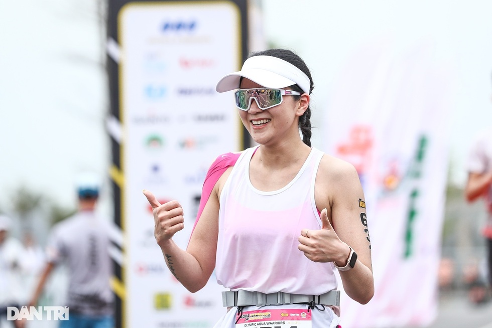 Cảm xúc của các VĐV khi cán đích đầu tiên ở Aqua Warriors Halong Bay 2025 - 7 Cảm xúc của các VĐV khi cán đích đầu tiên ở Aqua Warriors Halong Bay 2025 - 7