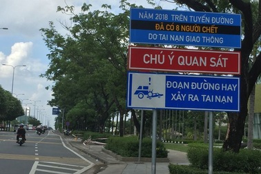Biển cảnh báo tai nạn đầy ám ảnh trên đường về hầm vượt sông Sài Gòn