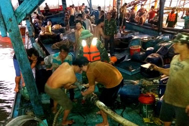 Tàu câu mực va vào đá ngầm, 5 ngư dân bị thương