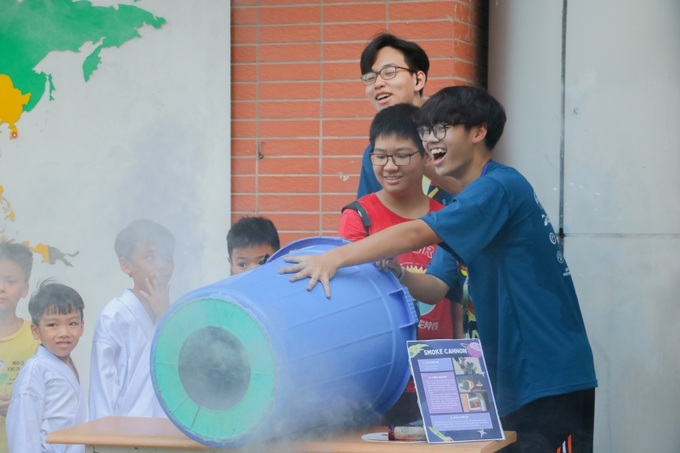 Thí nghiệm Smoke Cannon ở khu Ngoài trời luôn thu hút các em nhỏ.