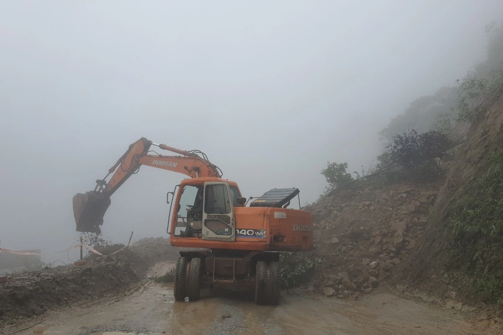 Quốc lộ độc đạo đi cửa khẩu Cầu Treo vừa thông tuyến lại sạt lở - 3 Quốc lộ độc đạo đi cửa khẩu Cầu Treo vừa thông tuyến lại sạt lở - 3
