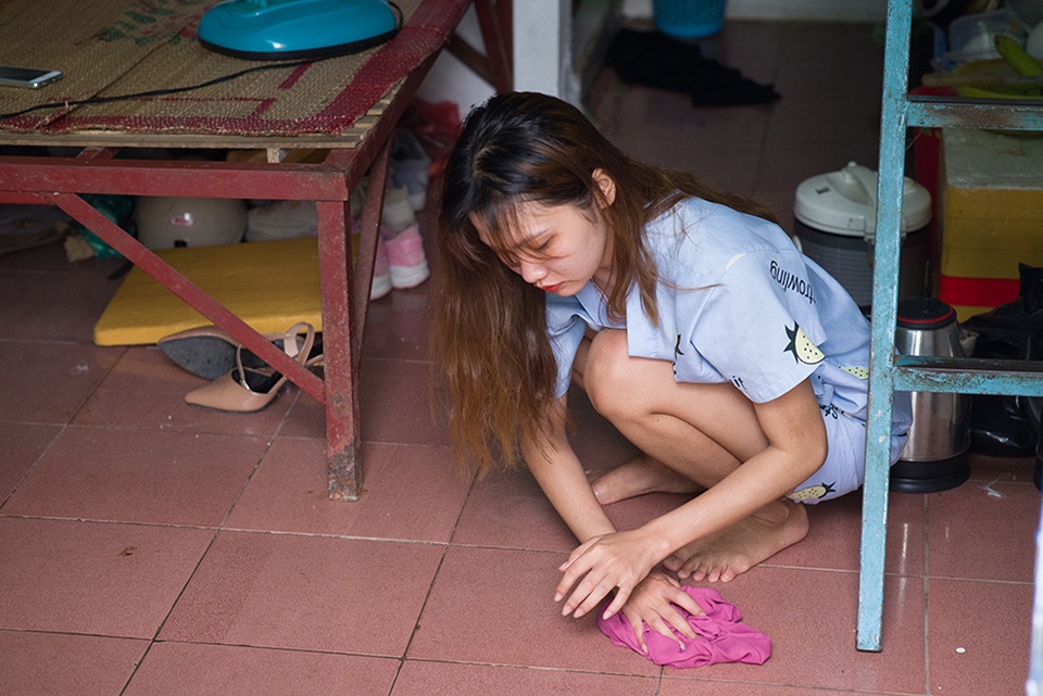 Muôn kiểu tránh nóng của sinh viên ở trọ - 2 Muôn kiểu tránh nóng của sinh viên ở trọ - 2
