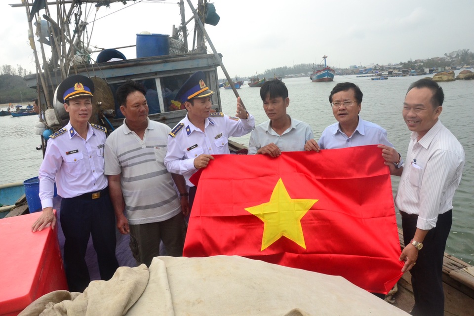 Những cột mốc chủ quyền giữa trùng khơi - 3 Những cột mốc chủ quyền giữa trùng khơi - 3
