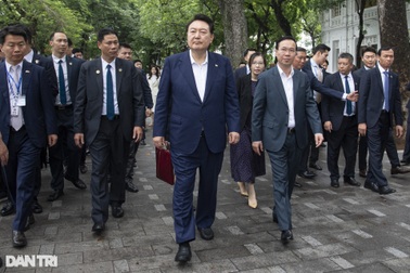 Chủ tịch nước Võ Văn Thưởng cùng Tổng thống Hàn Quốc ngắm cảnh hồ Gươm