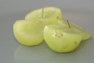 Mua nho xanh tại siêu thị ăn, phát hoảng vì bị kim khâu đâm