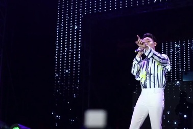 Sinh viên hát Người ta nói cùng ca sĩ Trúc Nhân