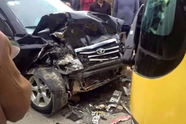 Xe du lịch đấu đầu xe buýt, một nhân viên bệnh viện tử vong