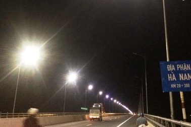 Cây cầu đêm nào cũng nửa sáng nửa tối: Đèn đã sáng nhưng vẫn... "bất bình thường"!