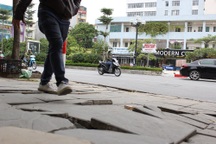 Sở Xây dựng Hà Nội lý giải việc đá vỉa hè “bền vững 70 năm” bị vỡ nát