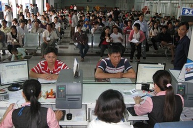 Dân lại mời Bộ trưởng Thăng mua vé tàu Tết