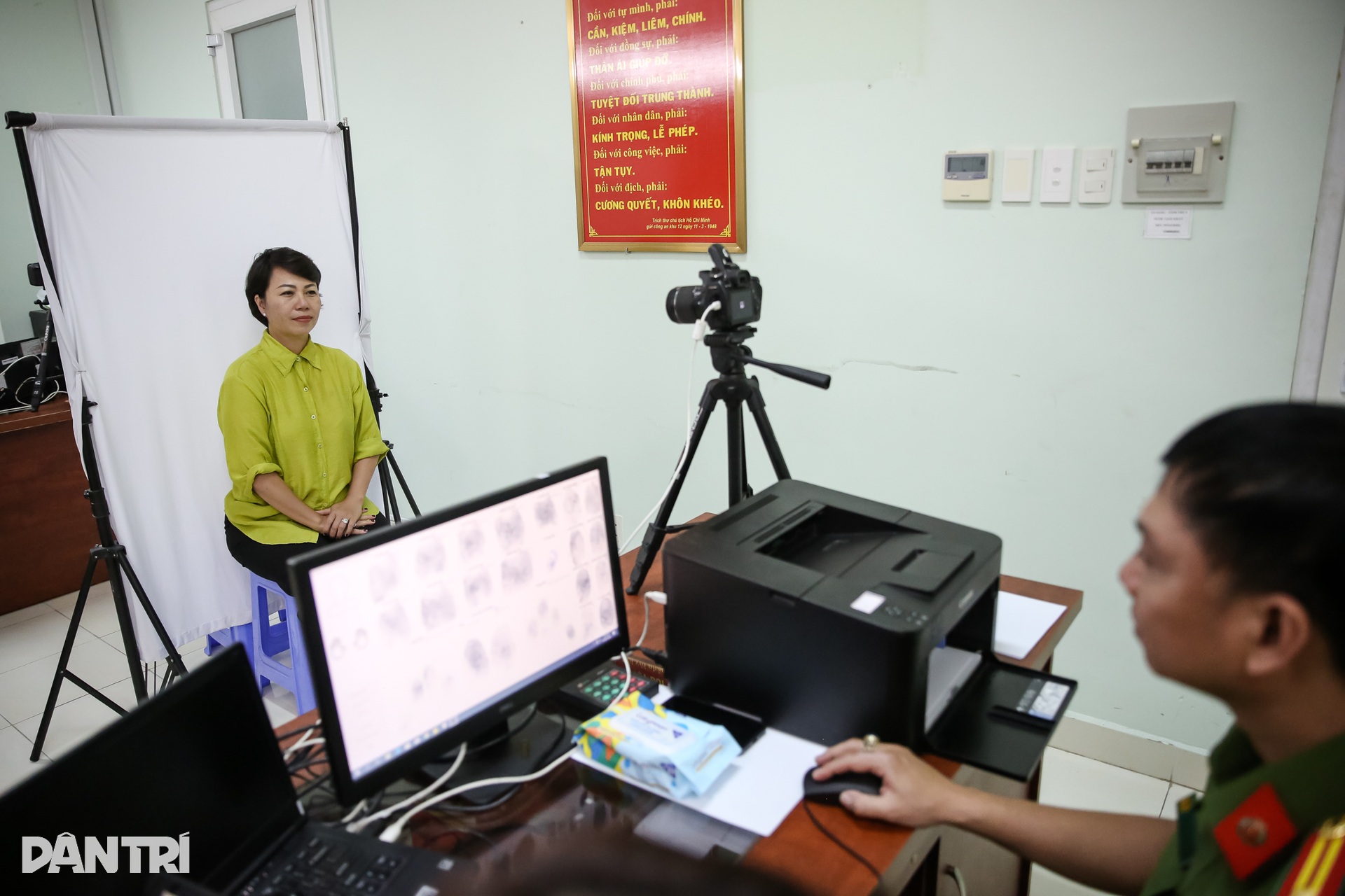 Người già, trẻ nhỏ ở TPHCM phấn khởi đi làm thẻ căn cước mới - 4 Người già, trẻ nhỏ ở TPHCM phấn khởi đi làm thẻ căn cước mới - 4