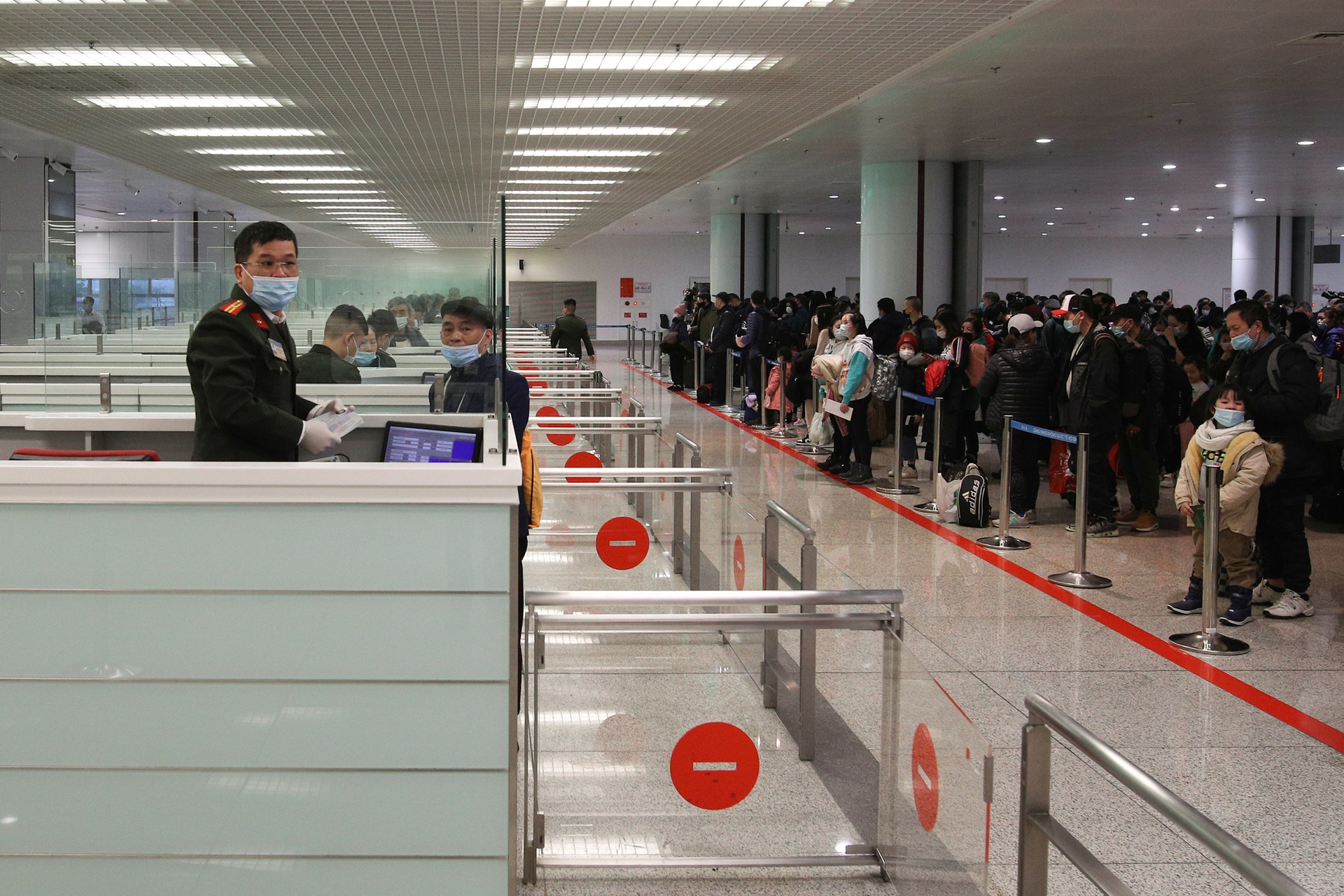 Giọt nước mắt hạnh phúc của 300 người Việt ở Ukraine về nước từ Ba Lan - 6 Giọt nước mắt hạnh phúc của 300 người Việt ở Ukraine về nước từ Ba Lan - 6