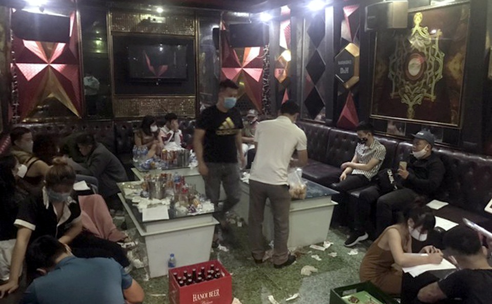 Hà Nội: 25 nam nữ thanh niên “bay” xuyên đêm trong quán karaoke - 1