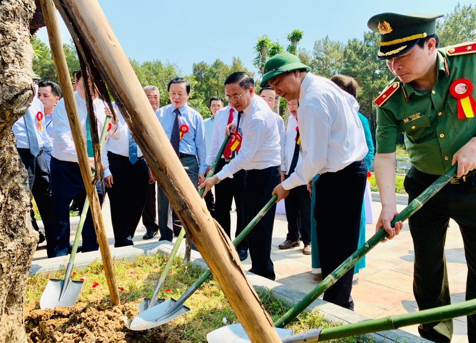Thủ tướng cắt băng khánh thành đền thờ gia tiên Chủ tịch Hồ Chí Minh - 3 Thủ tướng cắt băng khánh thành đền thờ gia tiên Chủ tịch Hồ Chí Minh - 3