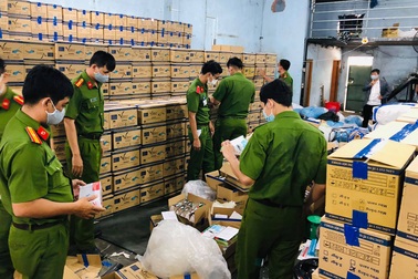 Bắt giam nữ giám đốc cầm đầu đường dây sản xuất găng tay y tế giả