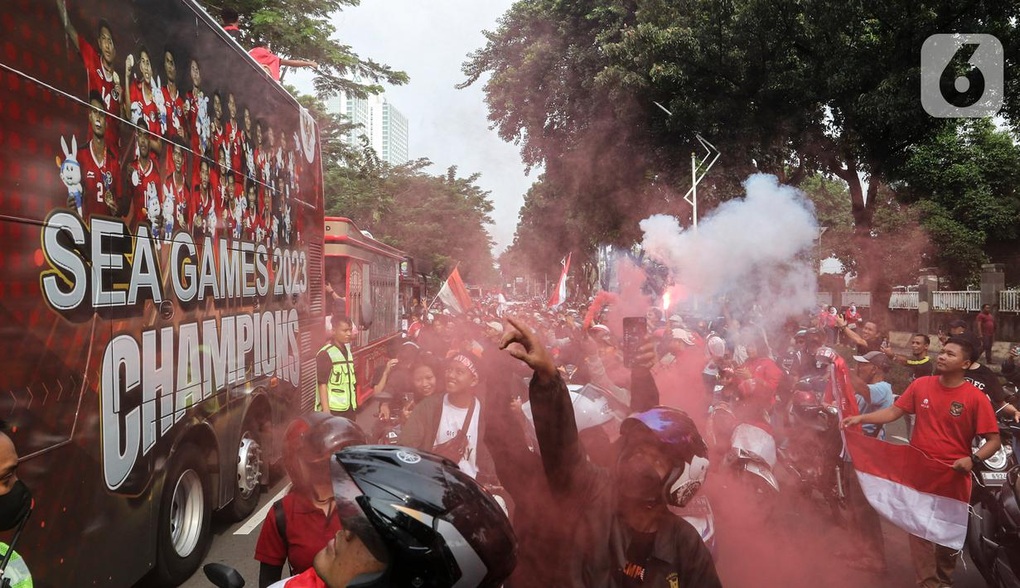 U22 Indonesia diễu hành xe bus, biển người đổ ra đường ăn mừng cuồng nhiệt - 3 U22 Indonesia diễu hành xe bus, biển người đổ ra đường ăn mừng cuồng nhiệt - 3