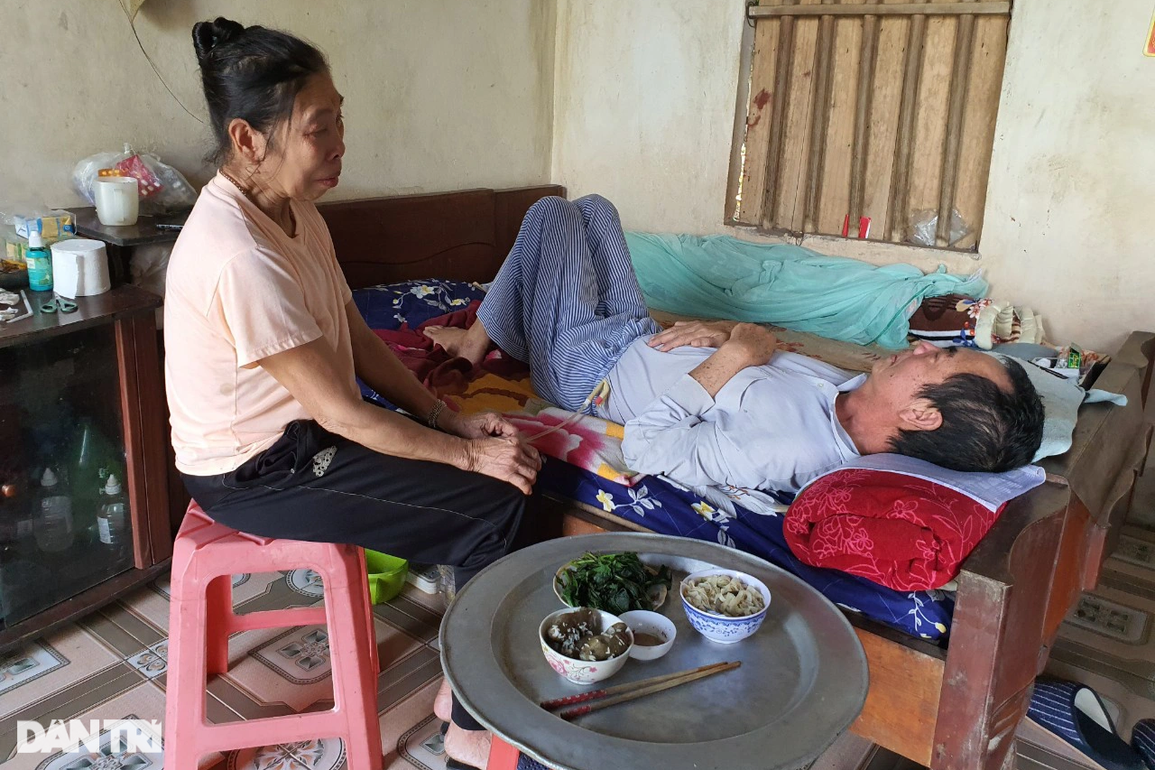Ước nguyện nghẹn đắng của cụ ông nằm liệt giường trong căn nhà sắp sập - 7 Ước nguyện nghẹn đắng của cụ ông nằm liệt giường trong căn nhà sắp sập - 7