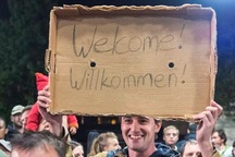 Người Đức giăng biển "Welcome" chào đón người nhập cư